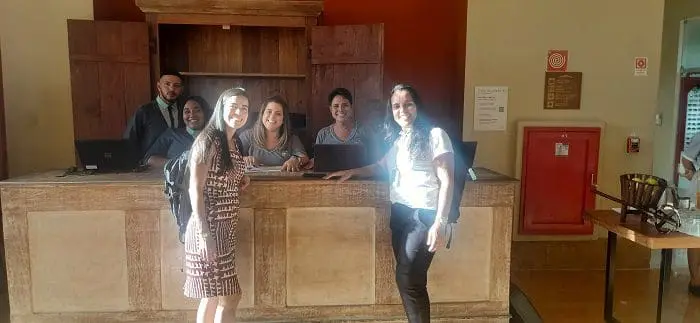 Os parceiros homenageados pelo prêmio Estrellas vão chegando aos poucos no Iberostar Praia do Forte.