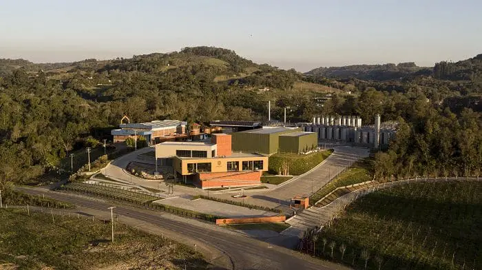 A Vinícola Cave do Sol tem 5.125 metros quadrados de área construída e está localizada no Vale dos Vinhedos.