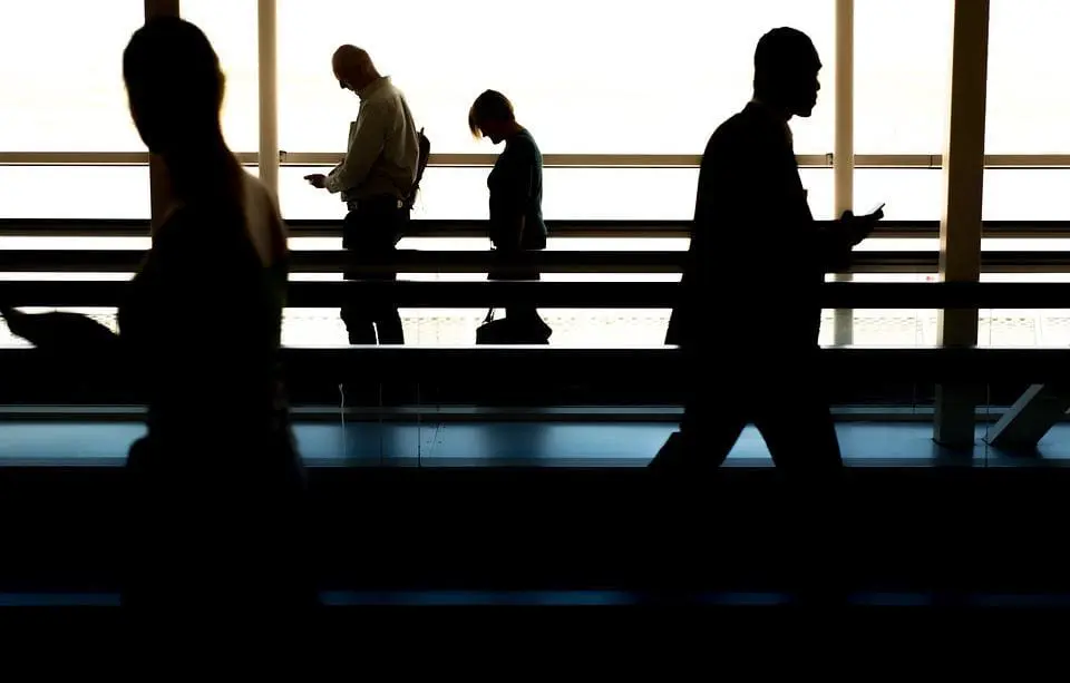 Guarulhos Pessoas 6 22 Já o tráfego internacional de Guarulhos foi responsável por 32,9% do volume total de passageiros transportados em maio, registrando 27,5 mil viajantes por dia