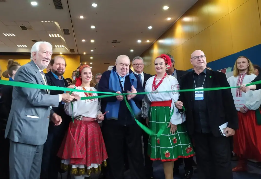 Rafael Greca na abertura da Expo Paraná com o vice-governador Darci Piana, e o empresário Guilherme Paulus, o vice-presidente da ABAV-Paraná, Roberto Bacovis, e as meninas do grupo ucraniano.