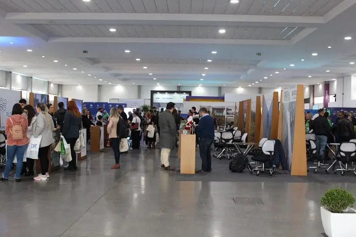 Agentes de viagem visitam a Expo Turismo Paraná.