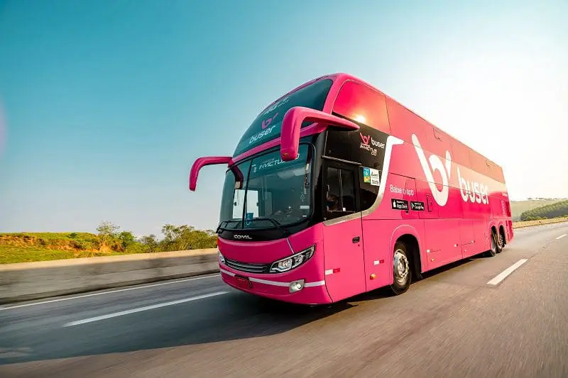 A Buser é uma empresa de serviços de transporte por meio de aplicativos que oferece preços mais acessíveis.