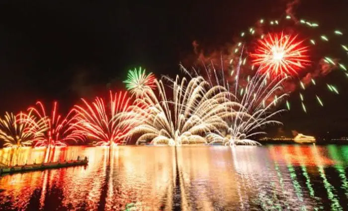 Queima de fogos no lago