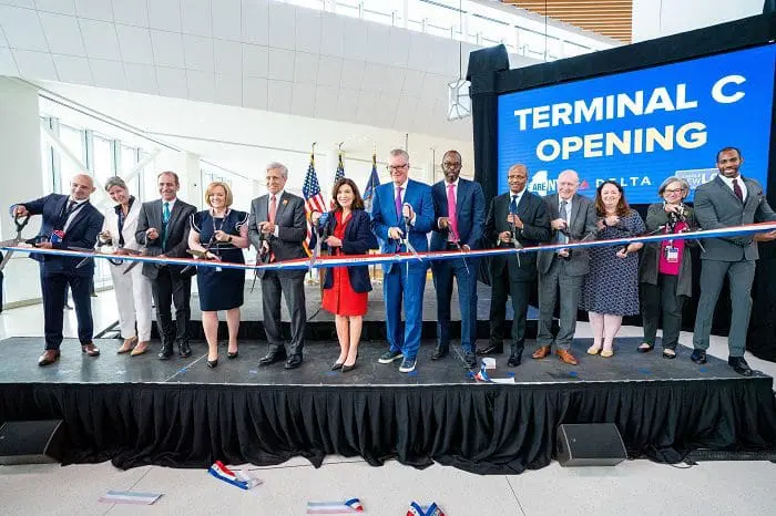 A abertura oficial do Terminal C da Delta Air Lines reuniu várias autoridades de Nova York e do Aeroporto La Guardia.