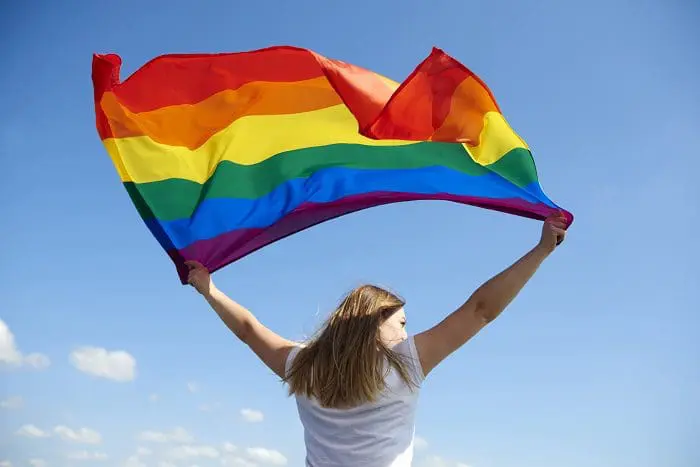 A pesquisa da Booking.com revela dados sobre experiências de viagens de pessoas LGBTQIA+.