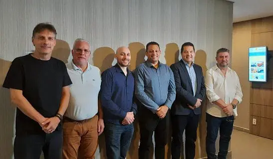 Representantes dos investidores dos dois hoteis, os gerentes-gerais, um representante da Atrio e o presidente do IBDN se reuniram em Santos para falar sobre a certificação 