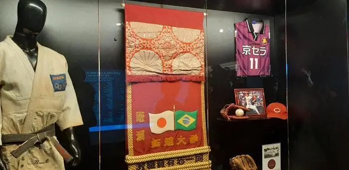 O novo espaço do Museu Histórico da Imigração Japonesa tem trajes esportivos de grandes atletas expostos.