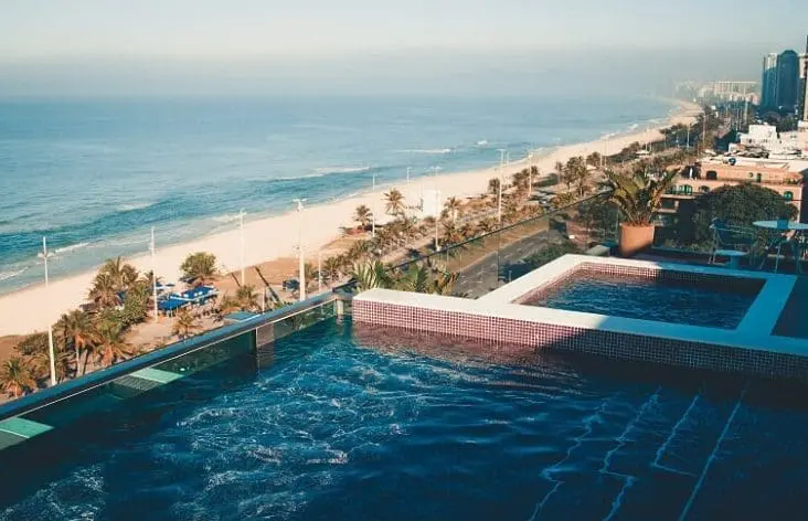 Vista de cima da piscina frente a praia
