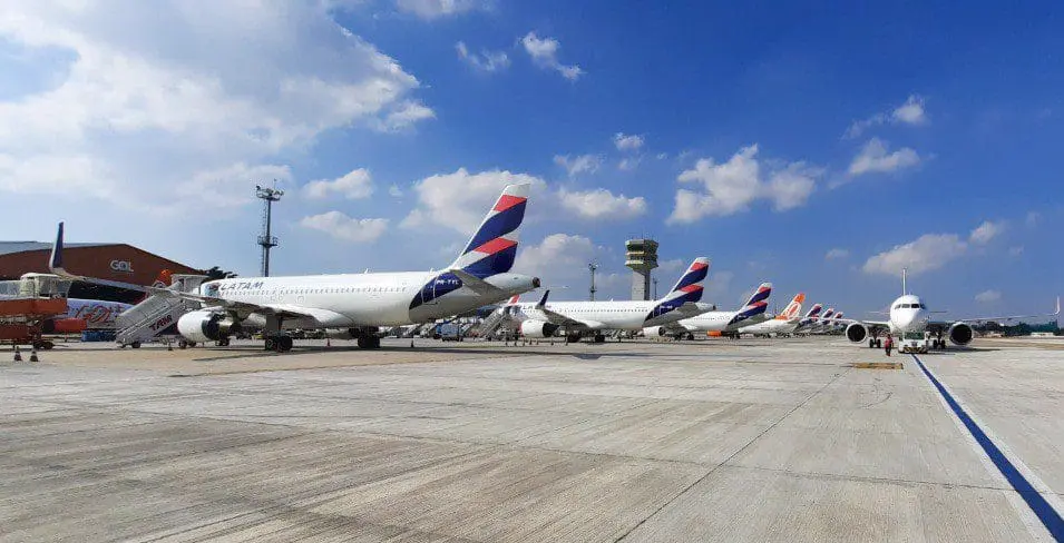 Avioes estacionados no aeroporto