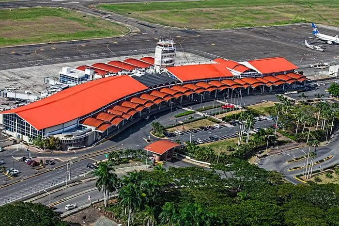 Vista de cima do Aeroporto Internacional de Cibao (STI), na República Dominicana.