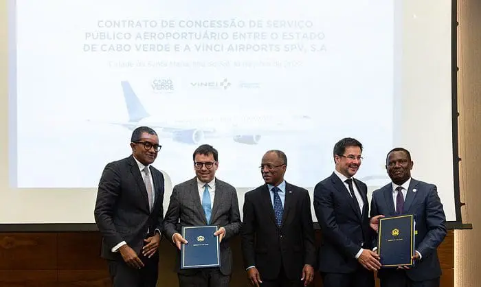Autoridades de Cabo Verde e VINCI Airports firmam contrato de concessão de sete aeroportos e posam para a foto.
