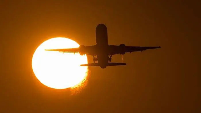 aviao_decolando_por_do_sol_papas_dos_wikimedia Avião decolando visto contra o sol (foto: Papas Dos - Wikimedia)