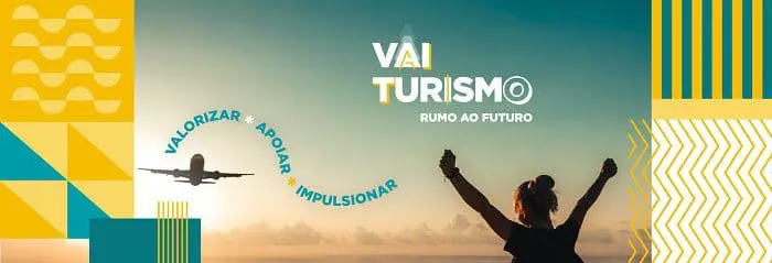 Banner do movimento Vai Turismo, com um avião voando do lado esquerdo, e no lado direito, uma mulher sentada com os braços erguidos em comemoração. Há ainda as palavras 