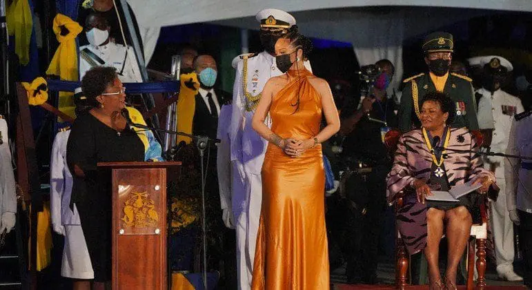Mia Amor Mottley , primeira-ministra, a cantora Rhianna, heroína nacional e Sandra Maison, presidente. (Foto Getty Imagens).