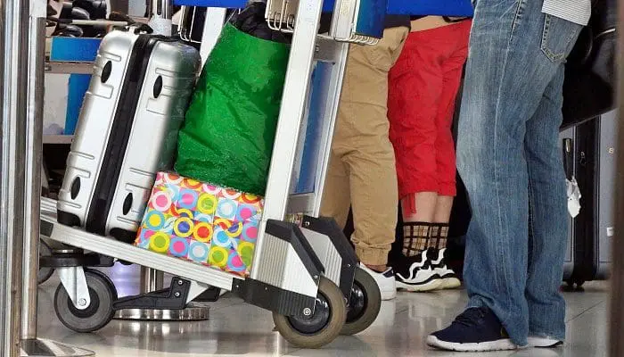 Carrinho de transporte de bagagem em aeroporto com malas (foto: publicdomainpictures)