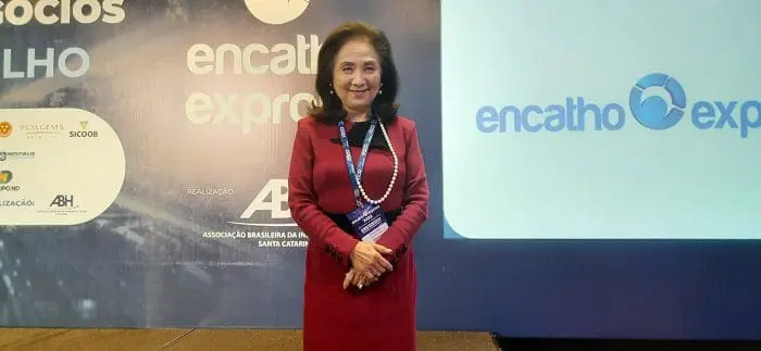 Chieko Aoki palestou no Encatho & Exprotel 2022, em Florianópolis-SC, e posou para foto.