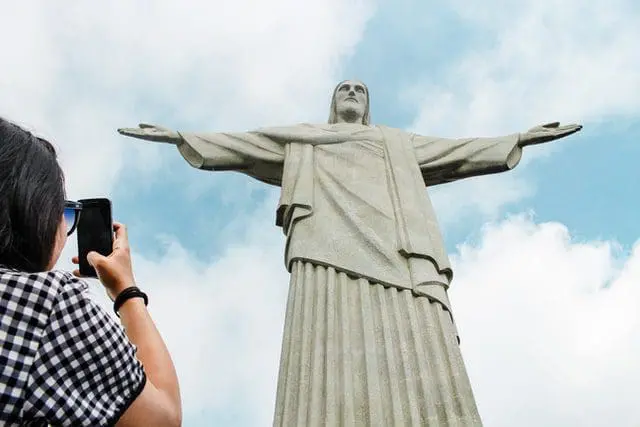 cristo_redentor_rio_de_janeiro_ckturistando_RSvKa3Jg3Z8_unsplash O Cristo Redentor, no Rio de Janeiro, é um dos monumentos preferidos pelos turistas estrangeiros para tirar fotos. O Brasil recebeu mais de 1 milhão de turistas estrangeiros até maio de 2022.