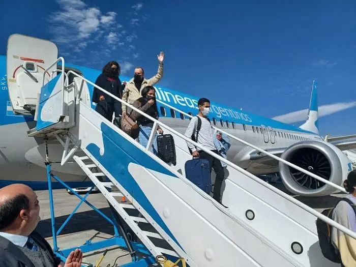 desembarque_dos_passageiros_do_voo_inaugural_de_sao_paulo_para_salta_da_aerolineas_argentinas_I Os passageiros que vieram no voo São Paulo (GRU) - Salta (Argentina), da Aerolíneas Argentinas, desembarcaram e foram bem recepcionados.