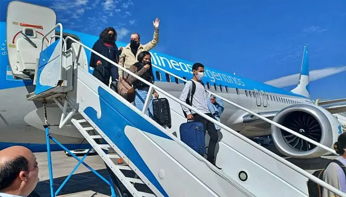 Passageiros desembarcam do Boeing 737 da Aerolineas Argentinas que fez o voo inaugural entre São Paulo e Salta (foto: Diário do Turismo - Paulo Atzingen)