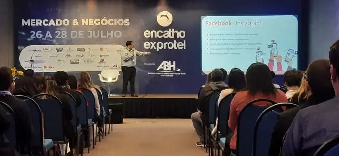 Diego Corr&ecirc;a, CMO da HSystem, palestra no Encatho & Exprotel 2022, em Florian&oacute;polis-SC.