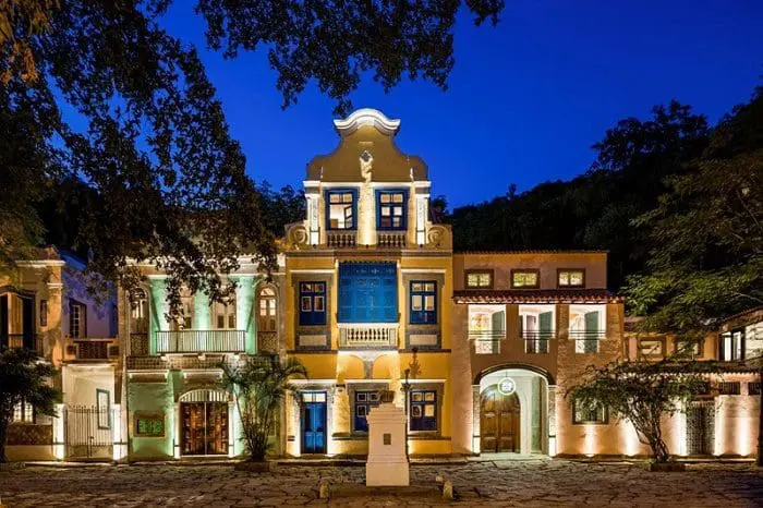 Fachada do hotel JO&JOE Rio de Janeiro, no Largo do Boticário - RJ, á noite.