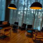 O Cyan Resort by Atlantica, em Itupeva-SP, possui hall para conversar e relaxar.