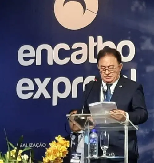 Manoel Cardoso Linhares, presidente ABIH Nacional, fala ao microfone em discurso de abertura do Encatho & Exprotel 2022, em Florianópolis-SC.