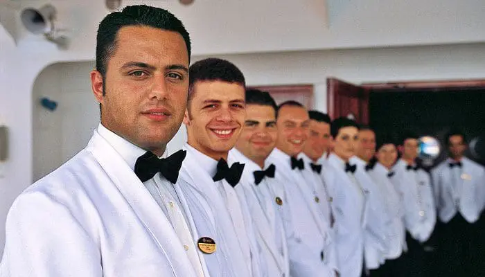 Garçons prontos para recepcionar os passageiros da MSC Cruzeiros