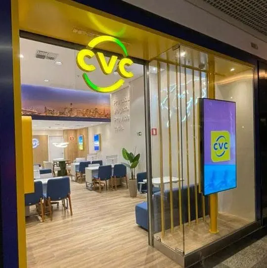 Na visão lateral da nova loja da CVC, no Brasília Shopping, em Brasília-DF, é possível ver as atualizações feitas, como totem touch screen para os clientes e materiais sustentáveis que compõem a loja.