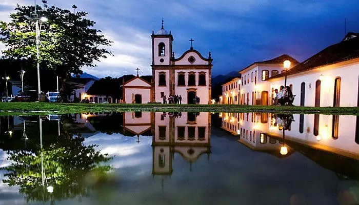 Vista de Paraty, RJ, ao anoitecer (foto: Roberto Castro/Mtur)