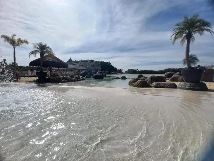 Vista das ondinhas de águas claras da piscina Prainha e ao fundo, do lado esquerdo, espreguiçadeiras próximas à beira da piscina, no Mavsa Resort, em Cesário Lange-SP.