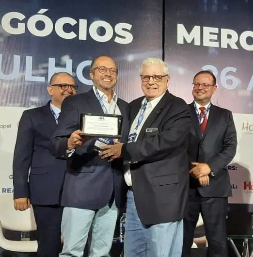 Rogério Silveira recebe o prêmio João Eduardo Amaral Moritz no Encatho & Exprotel, em Florianópolis-SC.