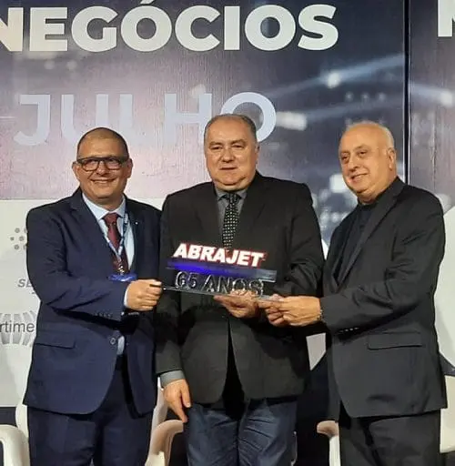 Rui Schurmann, Diretor-presidente da ABIH-SC, e à direita, Osmar Vailatti, Presidente do Conselho Deliberativo , recebem prêmio das mãos de Evandro Novak, presidente da ABRAJET - Associação Brasileira de Jornalistas de Turismo, na abertura do Encatho & Exprotel 2022, em Florianópolis-SC.