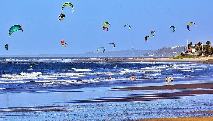 sao_luis_maranhao_praia_kitesurf Praticantes de kitesurf aproveitam os ventos em praia de São Luís do Maranhão