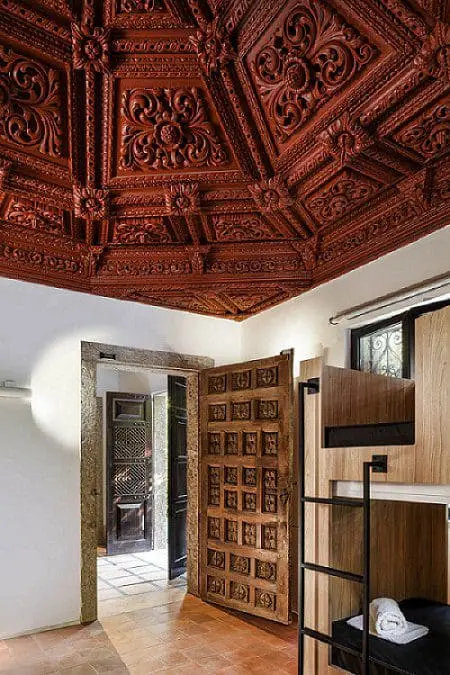 Imagem vertical o teto restaurado de um quarto do hotel JO&JOE Rio de Janeiro, no Largo do Boticário - RJ.