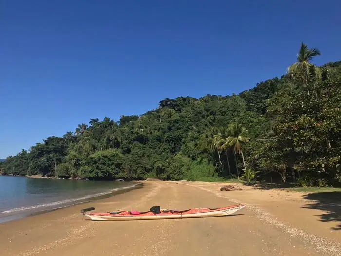 Praia em Paraty, no Rio de Janeiro, com equipamento para praticar esporte aquático. (Foto: Divulgação)
