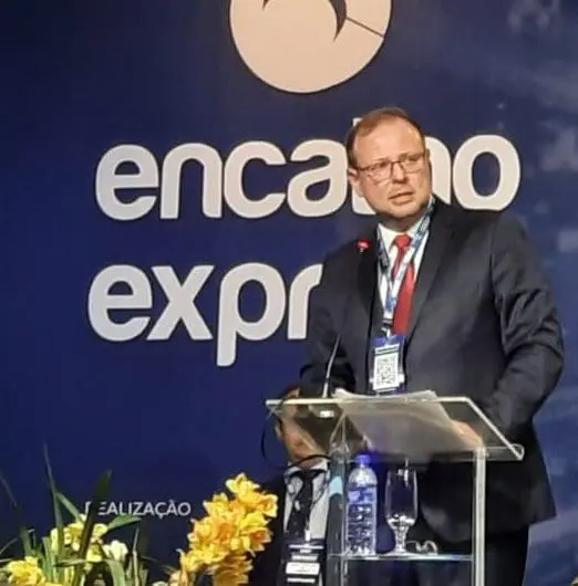 Vini De Luca, Superintendente do Turismo de Florianópolis-SC, fala ao microfone em discurso de abertura do Encatho & Exprotel 2022, em Florianópolis-SC.