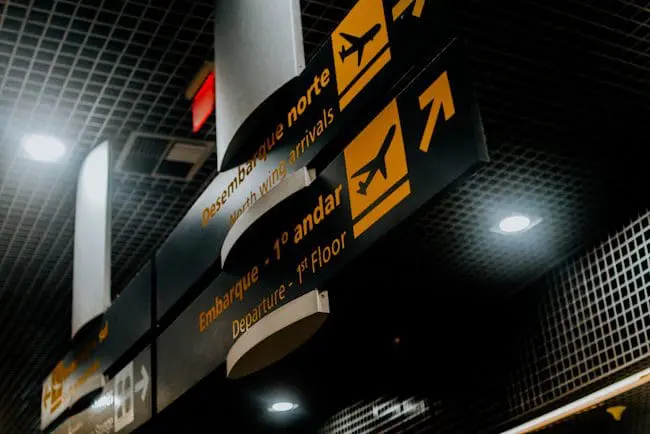 Placa de sinalização interna no aeroporto Internacional Gilberto Freire, no Recife