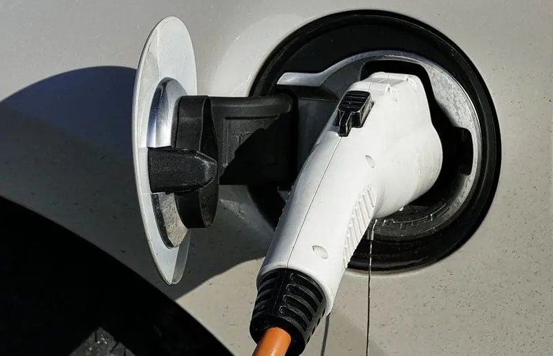 Atrio e BMW firmam parceria para instalação de carregadores de veículos elétricos em hotéis