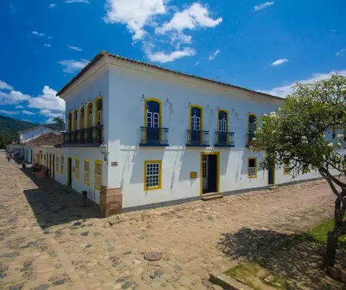 Paraty também é reconhecidamente um berço de alambiqueis de tradição, que envolve métodos originários de produção do século XVI Festival da Cachaça