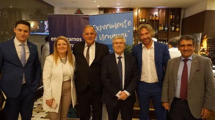 Foto das autoridades e representantes do Uruguai reunidos no evento Experimente o Uruguai,