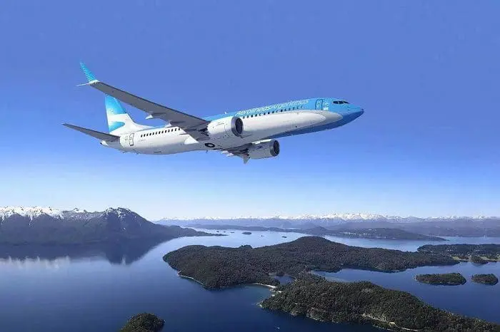 Avião da Aerolíneas Argentinas sobrevoando Bariloche, na Argentina.