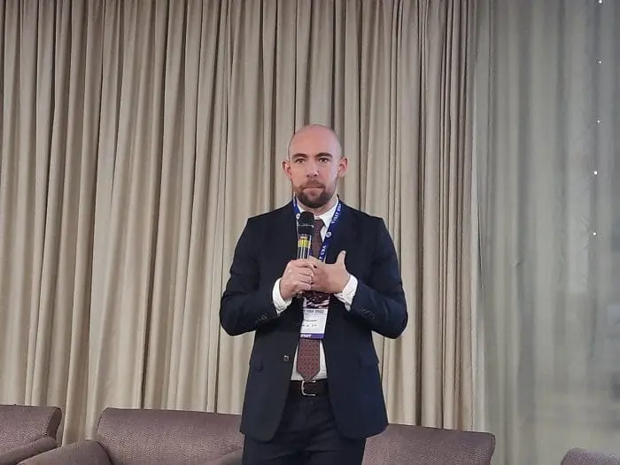 Foto de E. J. Richardson, do Departamento Comercial dos Estados Unidos, no Painel LGBT Turismo no Visit USA.