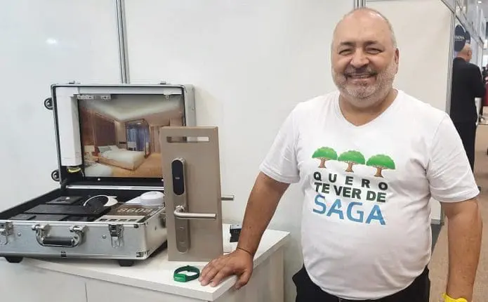 jesse_resende_socio-da_saga_systems Imagem de Jessé Resende, sócio da Saga Systems, vestindo uma camiseta com os dizeres