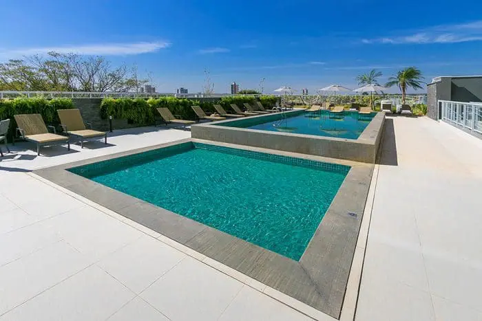 Vista da piscina com espreguiçadeiras do hotel.
