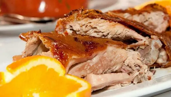 Imagem do Ponto da carne do Leitão à Bairrada, oferecido pelo restaurante Cantinho Português.