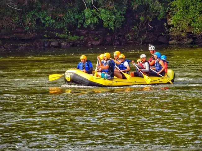 Pessoas praticando Rafting em um rio. O turismo de natureza é tema do 4º Salão de Turismo dos Campos Gerais.
