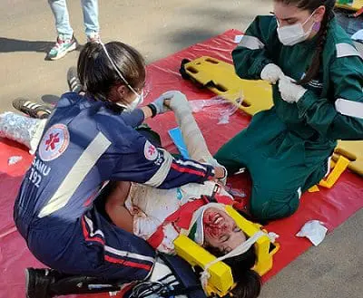 Foto da Simulação de socorro dos paramédicos e bombeiros às vítimas em caso de queda de aeronave.