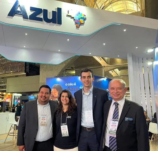 Da esquerda para a direita: Vitor Silva, Giulliana Mesquita, Fábio Campos e Antônio Américo, representantes da Azul e Azul Viagens na 49ª ABAV Expo. Na feira, a Azul anunciou novos voos partindo do Recife para o Uruguai e a Flórida.