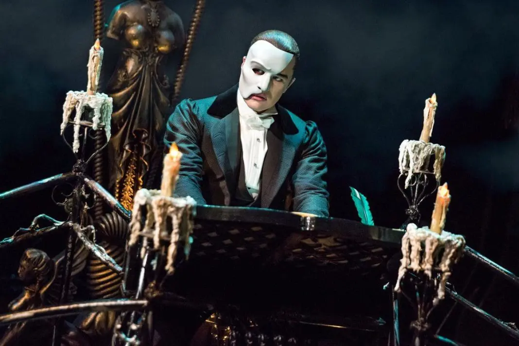 O Fantasma da Ópera foi escrito por Gaston Leroux e adaptado aos palcos da Broadway pelo icônico Andrew Lloyd Webber.